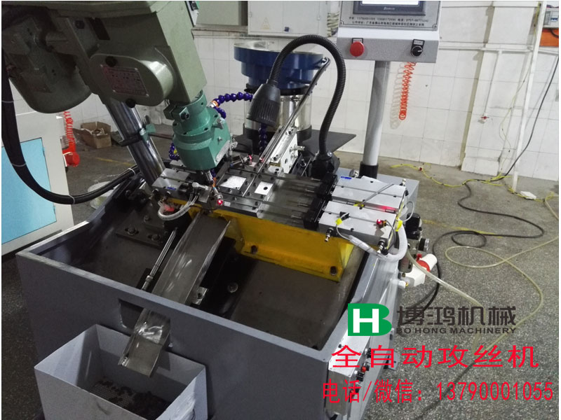 小方螺母首選沖壓件產品雙軸全自動攻絲機細節特寫1